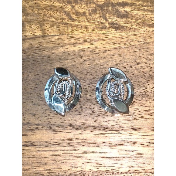 Vintage Silver Signed Kramer Clip On Earrings EUC - Picture 3 of 5